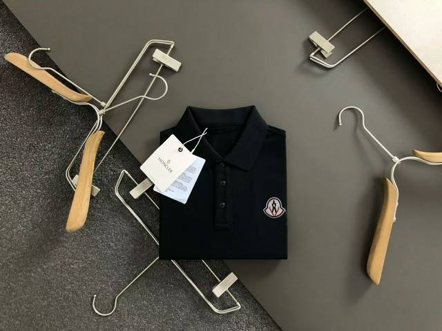 蒙口 25春夏最新款Polo衫～ 备受推崇 男女同款 商务休闲翻领Polo衫～刺绣字母Logo工艺～很精致 ～合体的剪裁版型衬托出了极简主义的设计风格，把优雅风