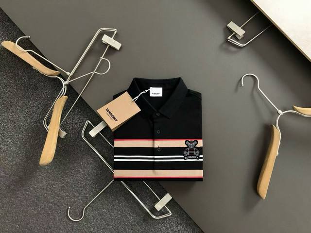 巴宝莉 Burberry 夏季新款T恤翻领短袖Polo衫，专柜定制面料 透气舒适度高丝光棉 款式:通款细节无可挑剔，品牌元素设计理念，体现高品质。手感细腻柔软！