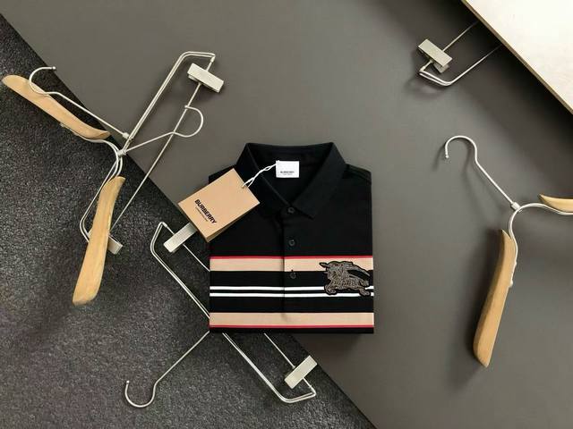 巴宝莉 Burberry 夏季新款T恤翻领短袖Polo衫，专柜定制面料 透气舒适度高丝光棉 款式:通款细节无可挑剔，品牌元素设计理念，体现高品质。手感细腻柔软！