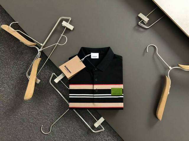 巴宝莉 Burberry 夏季新款T恤翻领短袖Polo衫，专柜定制面料 透气舒适度高丝光棉 款式:通款细节无可挑剔，品牌元素设计理念，体现高品质。手感细腻柔软！