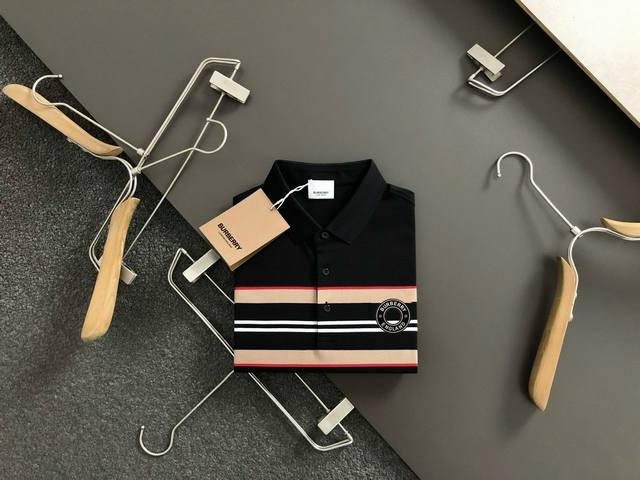 巴宝莉 Burberry 夏季新款T恤翻领短袖Polo衫，专柜定制面料 透气舒适度高丝光棉 款式:通款细节无可挑剔，品牌元素设计理念，体现高品质。手感细腻柔软！
