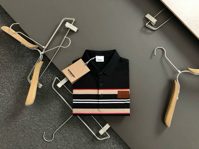 巴宝莉 Burberry 夏季新款T恤翻领短袖Polo衫，专柜定制面料 透气舒适度高丝光棉 款式:通款细节无可挑剔，品牌元素设计理念，体现高品质。手感细腻柔软！