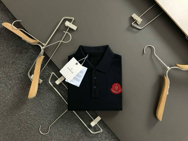 Mon*Cler 蒙口 夏季新款T恤翻领短袖Polo衫，专柜定制珠地棉面料 透气舒适度高，材质:69.7%棉 26.4%聚酯纤维 3.9%氨纶 款式:通款细节无