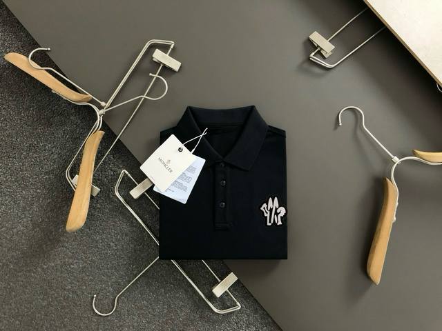 Mon*Cler 蒙口 夏季新款T恤翻领短袖Polo衫，专柜定制珠地棉面料 透气舒适度高，材质:69.7%棉 26.4%聚酯纤维 3.9%氨纶 款式:通款细节无