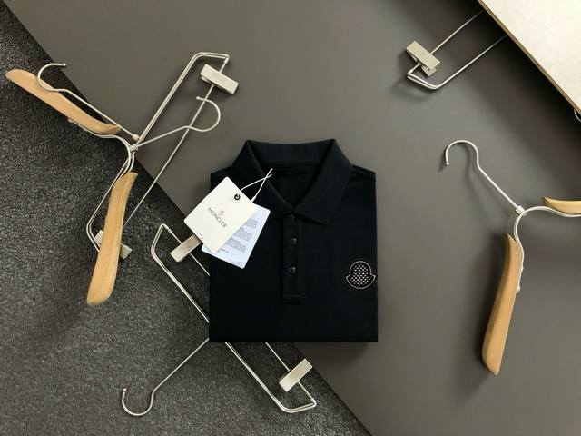 Mon*Cler 蒙口 夏季新款T恤翻领短袖Polo衫，专柜定制珠地棉面料 透气舒适度高，材质:69.7%棉 26.4%聚酯纤维 3.9%氨纶 款式:通款细节无
