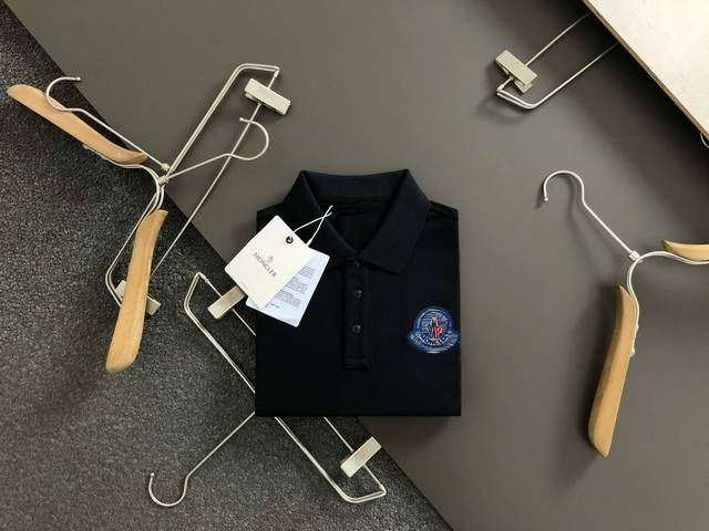 Mon*Cler 蒙口 夏季新款T恤翻领短袖Polo衫，专柜定制珠地棉面料 透气舒适度高，材质:69.7%棉 26.4%聚酯纤维 3.9%氨纶 款式:通款细节无