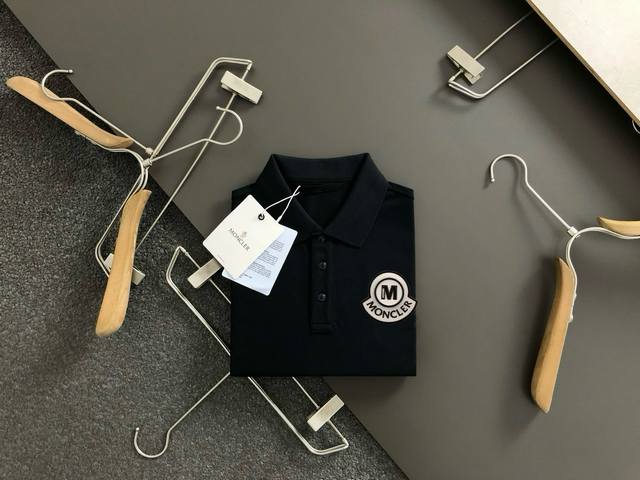 Mon*Cler 蒙口 夏季新款T恤翻领短袖Polo衫，专柜定制珠地棉面料 透气舒适度高，材质:69.7%棉 26.4%聚酯纤维 3.9%氨纶 款式:通款细节无