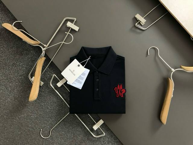 Mon*Cler 蒙口 夏季新款T恤翻领短袖Polo衫，专柜定制珠地棉面料 透气舒适度高，材质:69.7%棉 26.4%聚酯纤维 3.9%氨纶 款式:通款细节无