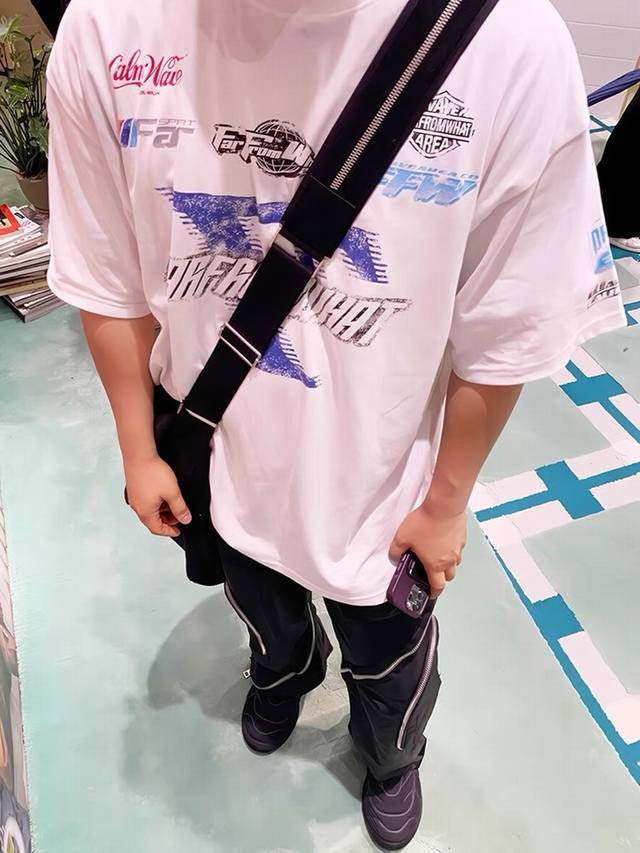 Far Archive 美式水洗做旧短袖T恤男女夏季高街宽松印花上衣 白 做旧黑 款号：327-7 码数：1 2 3 颜色：水洗黑 白色 采用260G纯棉双纱面