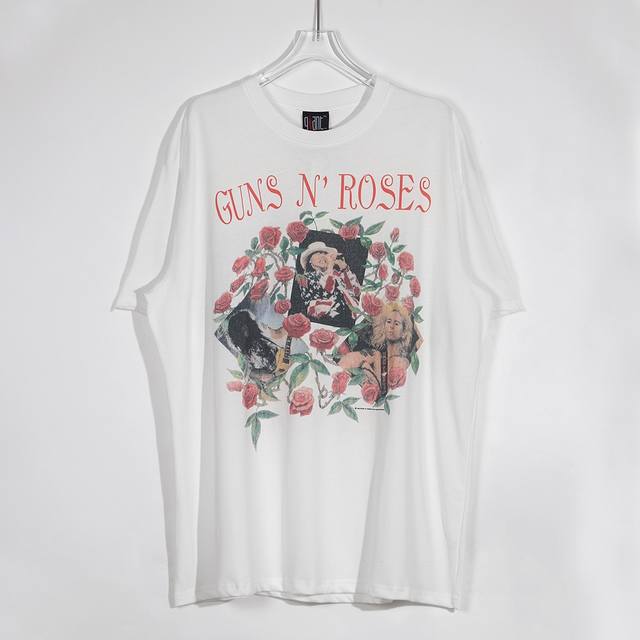现货Rose枪花Vtg短袖水洗做旧玫瑰印花圆筒宽松白色T恤 面料采用240G纯棉双纱面料 螺纹为1×1螺纹 机洗不易变形 前后大面积印花都为高级白墨直喷工艺 国