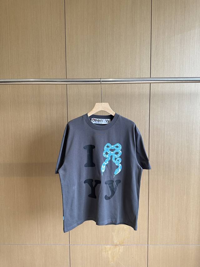 蛇年限定Open Yy Talk蓝色蛇形蝴蝶结字母印花宽松短袖T恤男女情侣 款号：022-206 码数：M-Xl 蛇年限定重磅280G定制高克重棉料，挺括有型不
