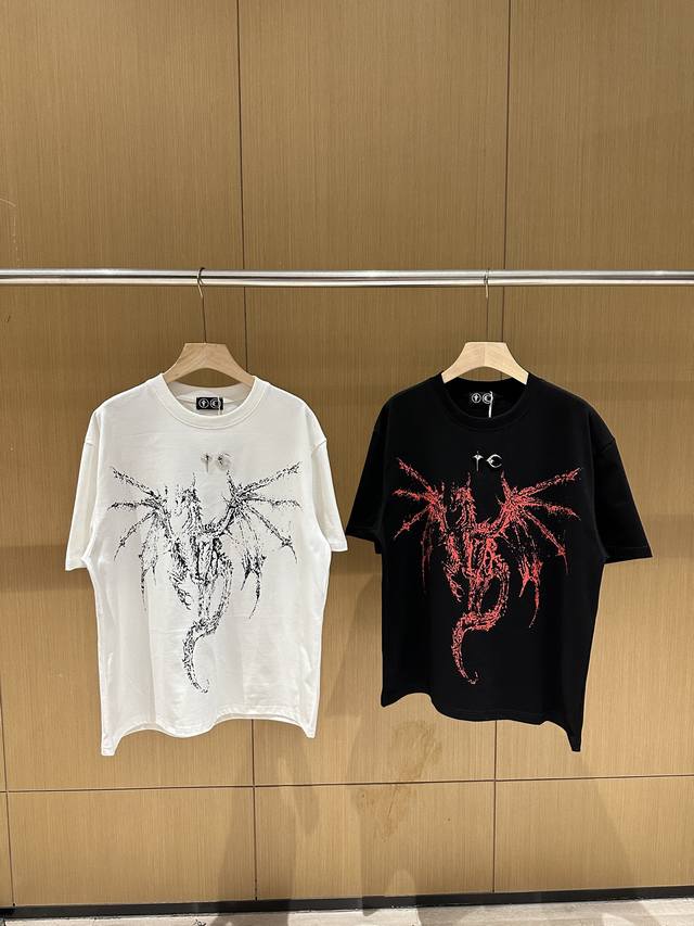 Thug Club星月铆钉重磅龙骨印花短袖高街美式休闲情侣流行潮牌T恤 款号：022-208 码数：1码 2码 3码 颜色：黑色 白色 新款重磅来袭！ 260G