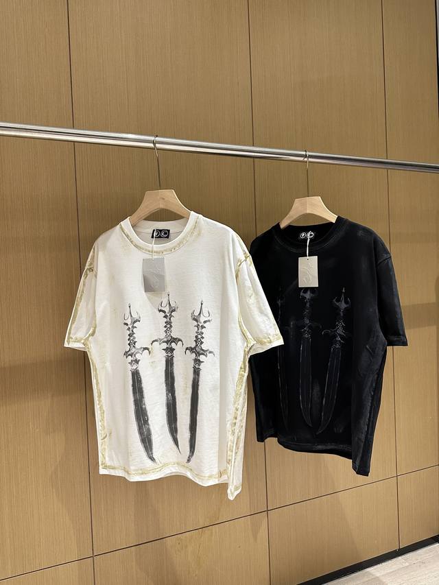 Thug Club 25Ss 三宝剑龙骨金属星月水洗做旧拼接短袖T恤男女潮 款号：022-205 码数：1码 2码 3码 颜色：白色，黑色 260克重磅面料，加