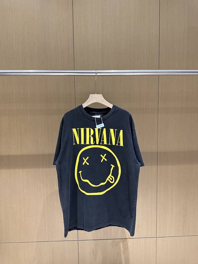 Nirvana 涅槃柯特科本复古水洗做旧Vintage摇滚乐队短袖T恤 款号：013-139 码数：S-Xl 这个表情相信大家不陌生，Nirvana或是Marc