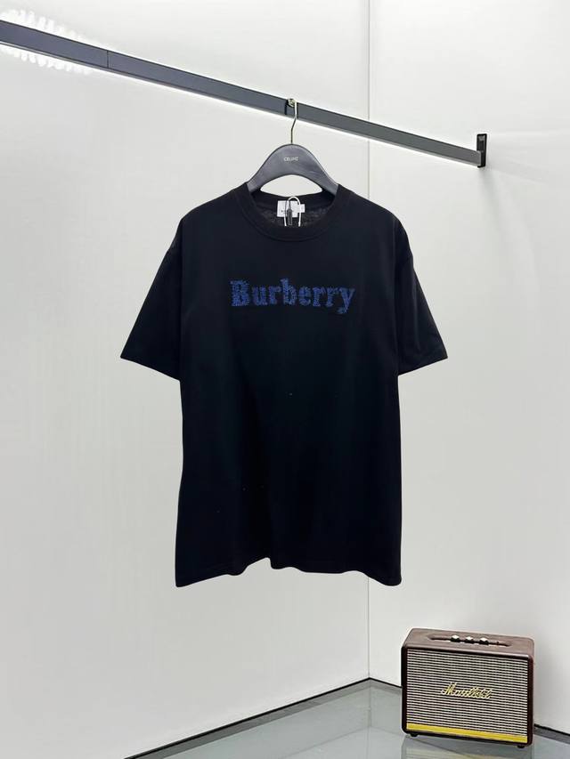 Burberry 巴宝莉 25Ss新款短袖，最高版本重工艺经典刺绣Logo图案，高标准定制，上身非常有型，客供进口高档280克纯棉面料质感非常细腻，细节工艺精湛