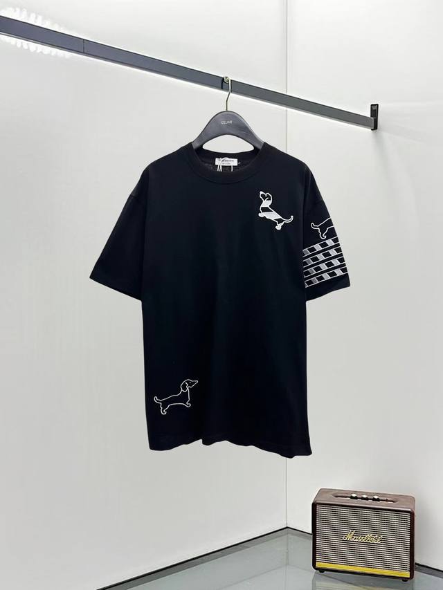 Thom Browne Tb 25Ss新款短袖，最高版本重工艺经典刺绣Logo图案，高标准定制，上身非常有型，客供进口高档280克纯棉面料质感非常细腻，细节工艺
