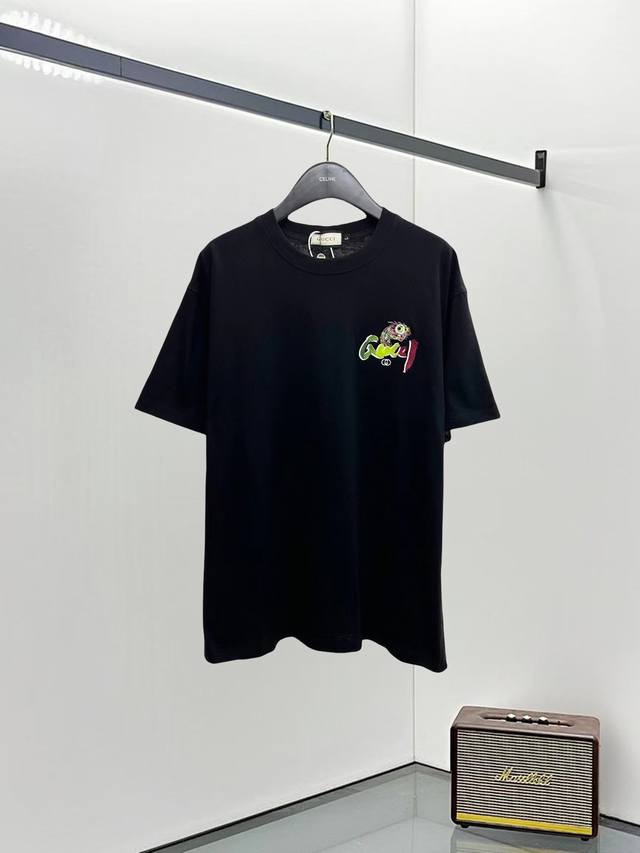 Gucci 古奇25Ss新款短袖，最高版本重工艺经典刺绣Logo图案，高标准定制，上身非常有型，客供进口高档280克纯棉面料质感非常细腻，细节工艺精湛考究，塑造
