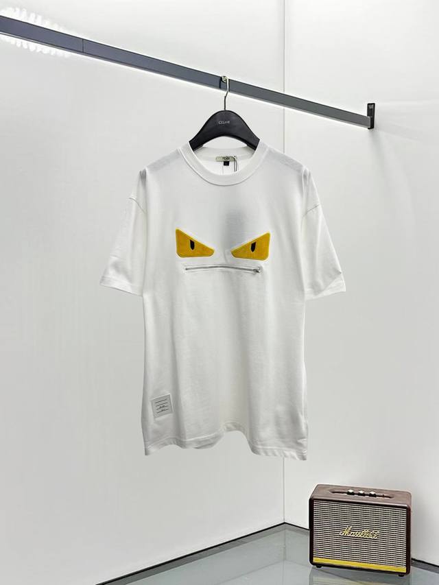 芬迪 Fendi 25Ss新款短袖，最高版本重工艺经典刺绣Logo图案，高标准定制，上身非常有型，客供进口高档280克纯棉面料质感非常细腻，细节工艺精湛考究，塑
