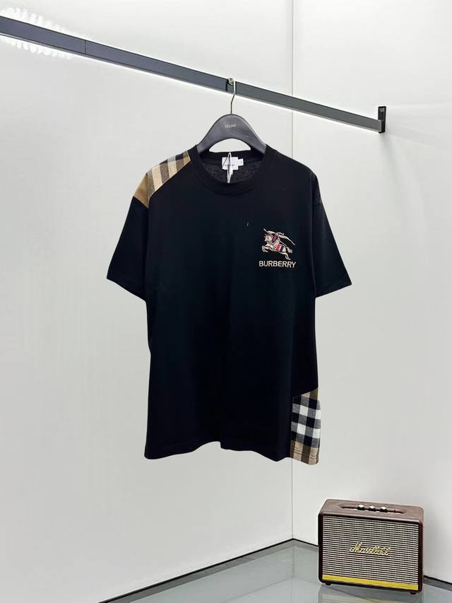 Burberry 巴宝莉 25Ss新款短袖，最高版本重工艺经典刺绣Logo图案，高标准定制，上身非常有型，客供进口高档280克纯棉面料质感非常细腻，细节工艺精湛