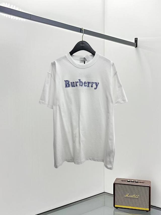 Burberry 巴宝莉 25Ss新款短袖，最高版本重工艺经典刺绣Logo图案，高标准定制，上身非常有型，客供进口高档280克纯棉面料质感非常细腻，细节工艺精湛