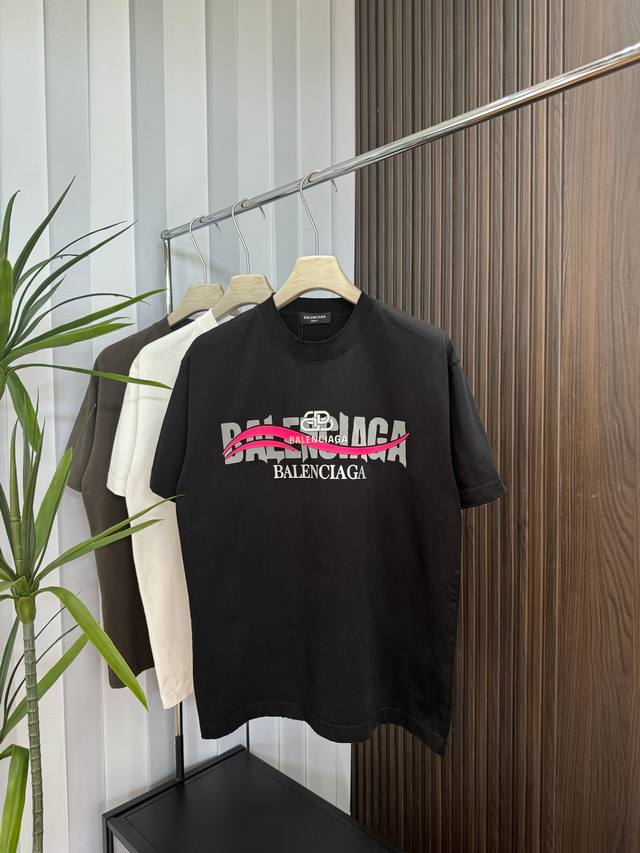 Balenciaga 2025Ss春夏新款短袖 全棉平纹面料打造 再洗水定型 磨破工艺 前胸Logo3D立体压胶工艺 高品质 手感柔软 定制面料 做工精细 男女