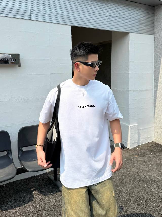 Balenciaga 2025Ss春夏新款短袖 全棉平纹面料打造 再洗水定型 磨破工艺 前胸Logo3D立体压胶工艺 高品质 手感柔软 定制面料 做工精细 男女