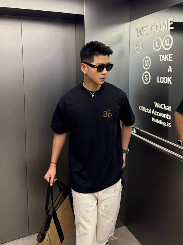 Balenciaga 2025Ss春夏新款短袖 全棉平纹面料打造 再洗水定型 磨破工艺 前胸Logo3D立体压胶工艺 高品质 手感柔软 定制面料 做工精细 男女