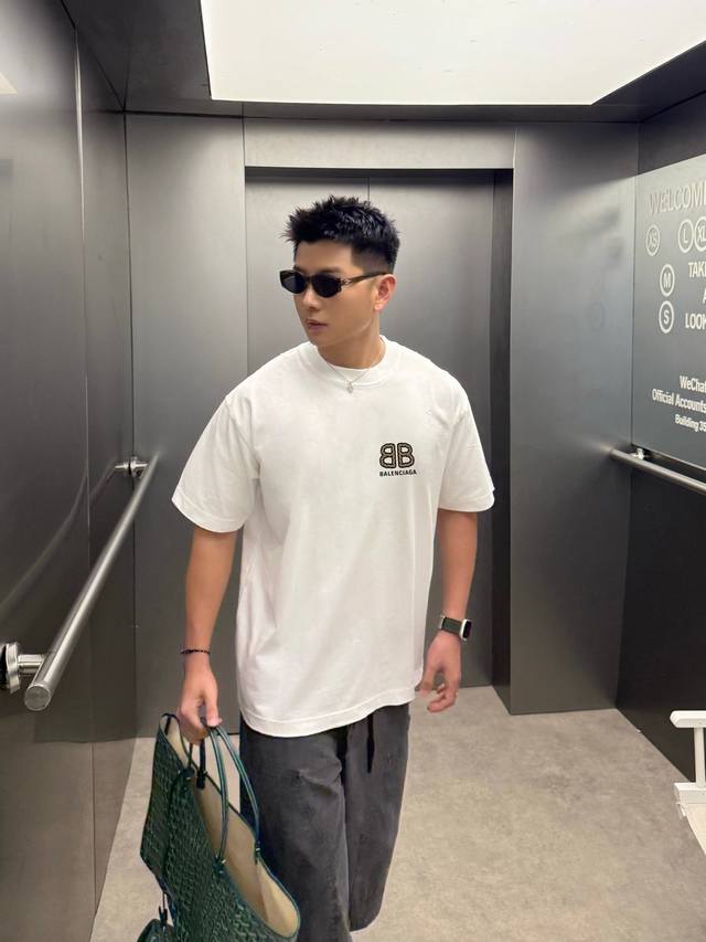 Balenciaga 2025Ss春夏新款短袖 全棉平纹面料打造 再洗水定型 磨破工艺 前胸Logo3D立体压胶工艺 高品质 手感柔软 定制面料 做工精细 男女