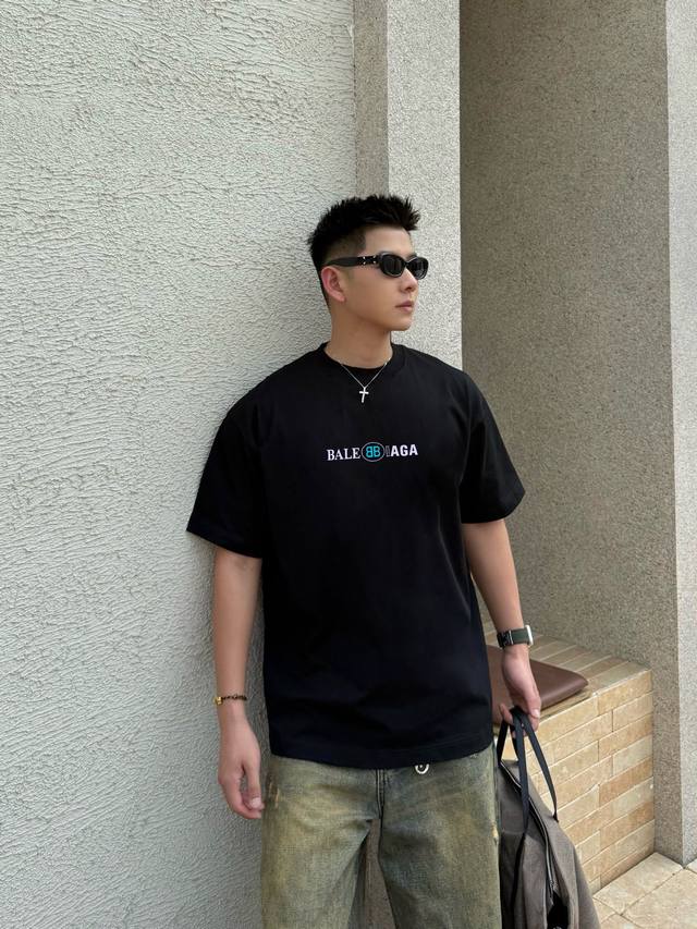 Balenciaga 2025Ss春夏新款短袖 全棉平纹面料打造 再洗水定型 磨破工艺 前胸Logo3D立体压胶工艺 高品质 手感柔软 定制面料 做工精细 男女