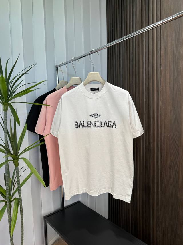 Balenciaga 2025Ss春夏新款短袖 全棉平纹面料打造 再洗水定型 磨破工艺 前胸Logo3D立体压胶工艺 高品质 手感柔软 定制面料 做工精细 男女