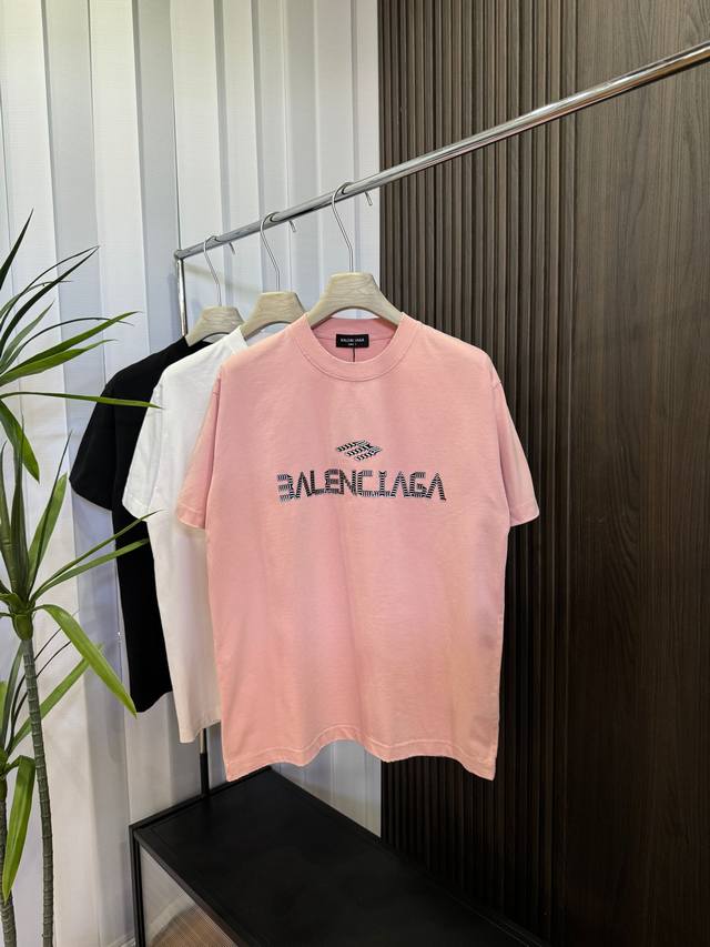 Balenciaga 2025Ss春夏新款短袖 全棉平纹面料打造 再洗水定型 磨破工艺 前胸Logo3D立体压胶工艺 高品质 手感柔软 定制面料 做工精细 男女