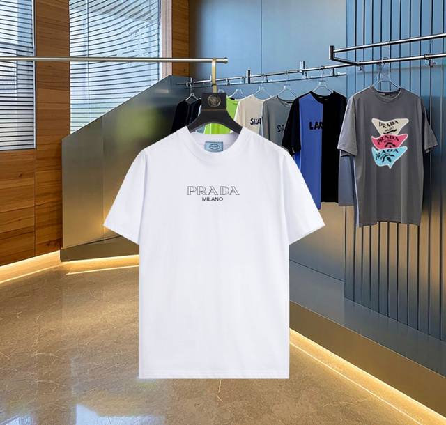 Prada~普拉达 2025新款高品质圆领短袖T恤 定制定染,手感非常舒服 超级百搭好看的一款短袖 三标齐全 非市场普通版本 随意对比 品质绝对保证！ 首先这款