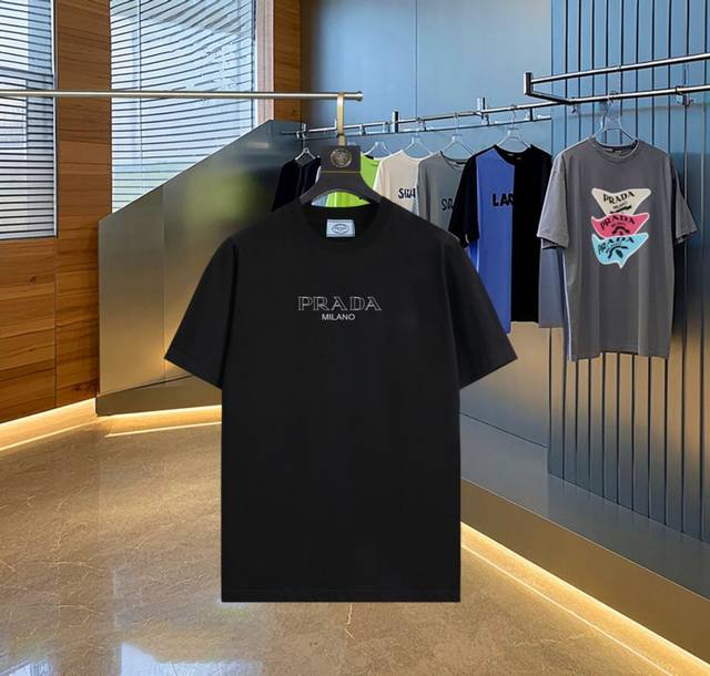 Prada~普拉达 2025新款高品质圆领短袖T恤 定制定染,手感非常舒服 超级百搭好看的一款短袖 三标齐全 非市场普通版本 随意对比 品质绝对保证！ 首先这款