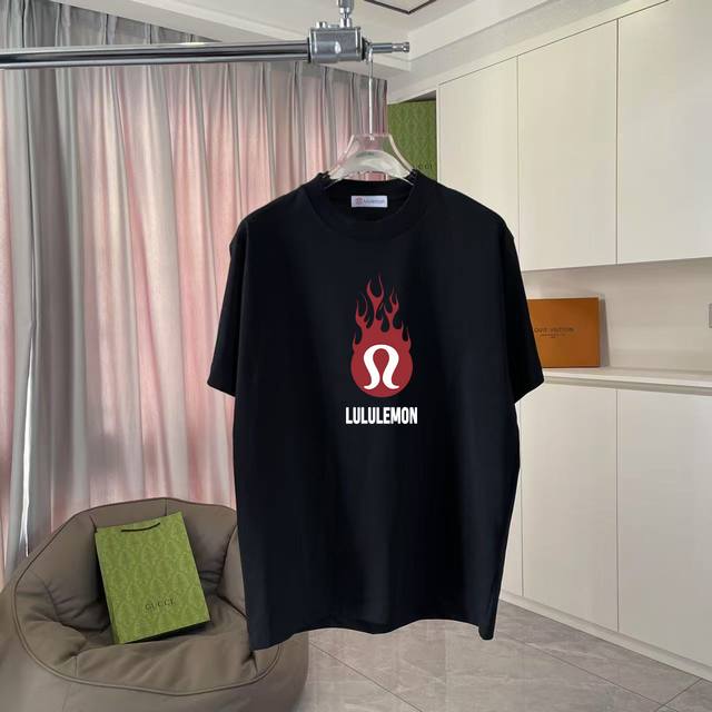 Lulu*露露乐蒙2025夏季新款 个性字母Logo印花 定制面料300G 短袖T恤 男女同款 尺码：S M L Xl Xxl 五个码 颜色：黑色 白色 粉红色