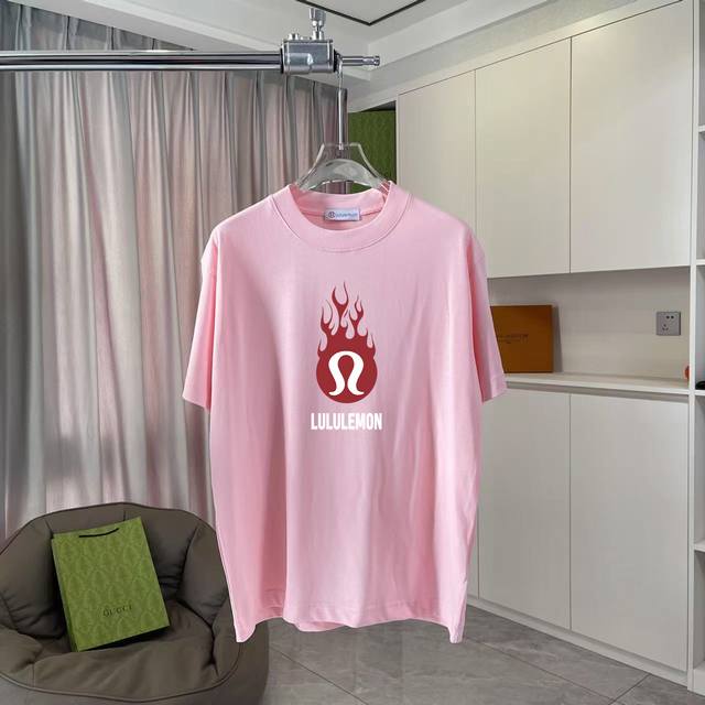 Lulu*露露乐蒙2025夏季新款 个性字母Logo印花 定制面料300G 短袖T恤 男女同款 尺码：S M L Xl Xxl 五个码 颜色：黑色 白色 粉红色