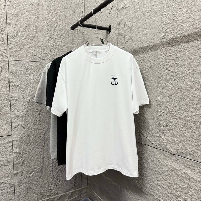 Dio*迪奥* 2025春夏款 经典Cd小蜜蜂刺绣个性Logo 定制双纱平纹纯棉面料 短袖T恤 男女同款 尺码： S 90-130斤 M 120-150斤 L