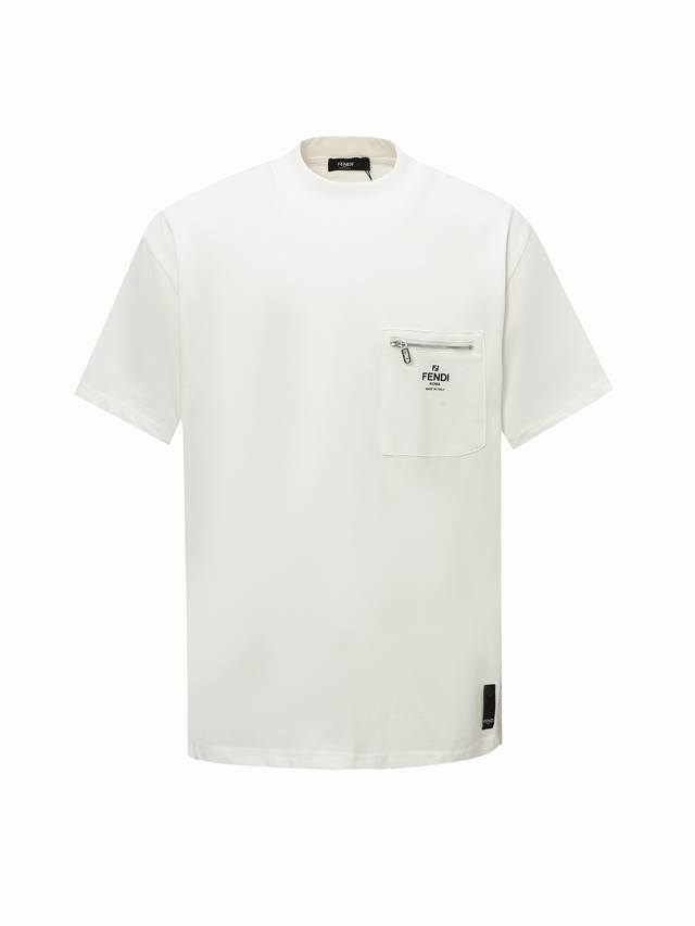 Fendi 芬迪25Ss口袋拉链字母Logo短袖T恤 采用高质量面料制作而成，无论是日常穿搭还是参加派对，都能展示出您的时尚品味和个性。这款短袖具有舒适的剪裁和