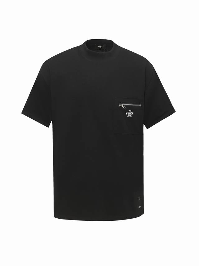 Fendi 芬迪25Ss口袋拉链字母Logo短袖T恤 采用高质量面料制作而成，无论是日常穿搭还是参加派对，都能展示出您的时尚品味和个性。这款短袖具有舒适的剪裁和