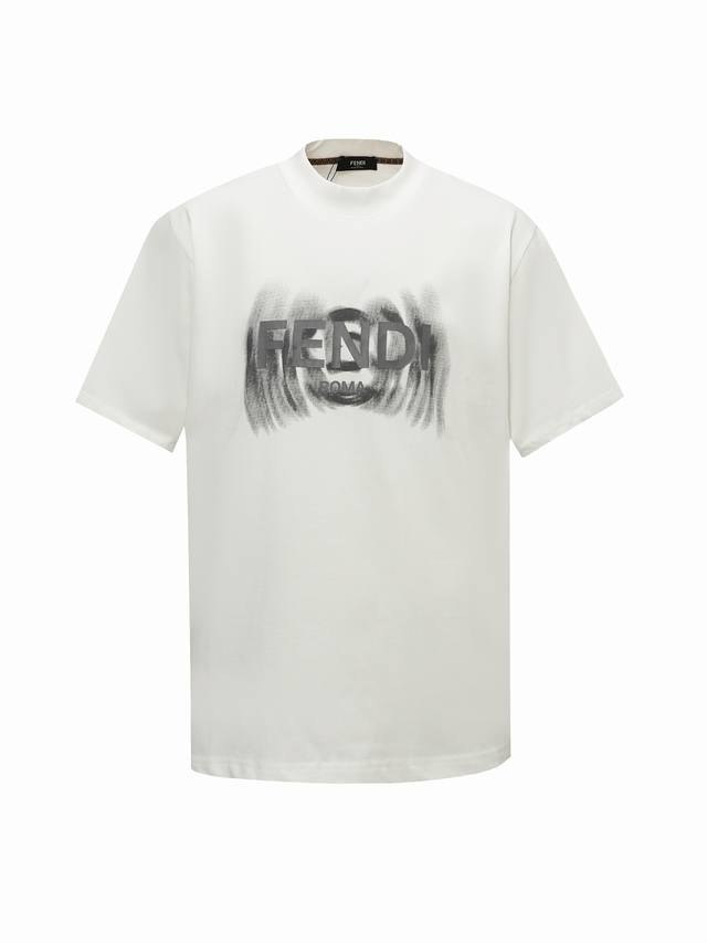 Fendi 芬迪25Ss渲染字母Logo短袖T恤 采用高质量面料制作而成，无论是日常穿搭还是参加派对，都能展示出您的时尚品味和个性。这款短袖具有舒适的剪裁和休闲