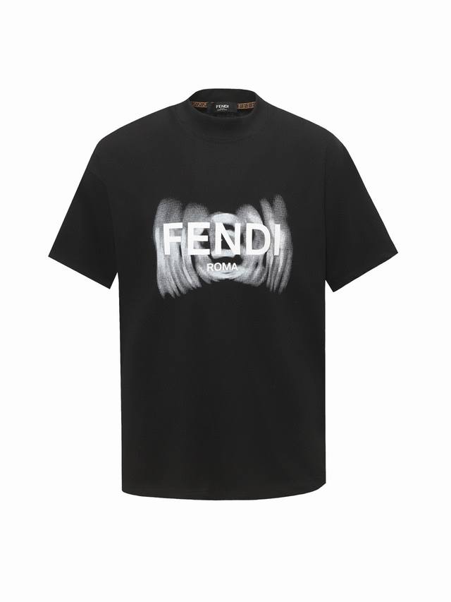 Fendi 芬迪25Ss渲染字母Logo短袖T恤 采用高质量面料制作而成，无论是日常穿搭还是参加派对，都能展示出您的时尚品味和个性。这款短袖具有舒适的剪裁和休闲