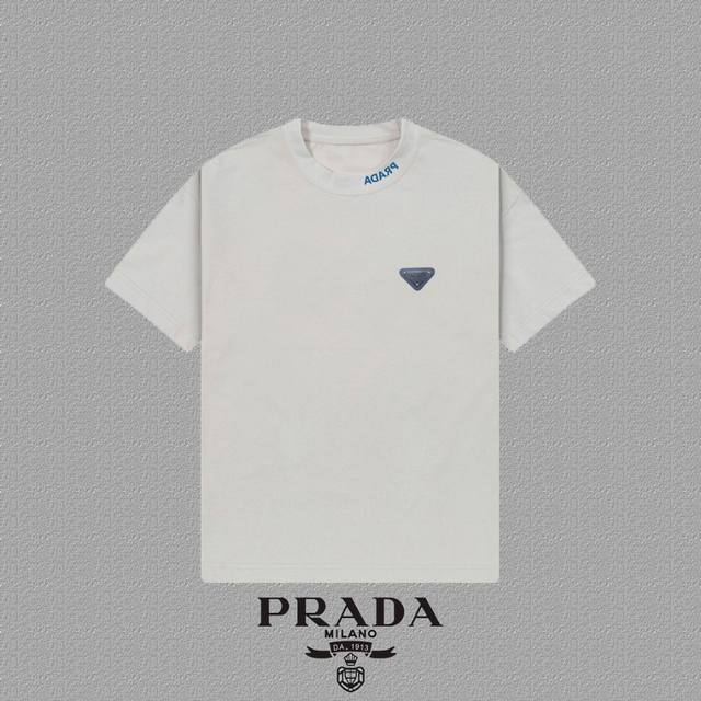 Prada 普拉达] 2025Fw短袖T恤 徽章+厚板 高端26S双纱300克面料 重磅面料 定制拉架罗纹同缸同染 三标齐全 男女同款 颜色：黑色 白色 灰色
