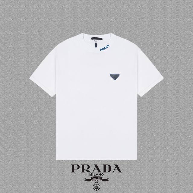 Prada 普拉达] 2025Fw短袖T恤 徽章+厚板 高端26S双纱300克面料 重磅面料 定制拉架罗纹同缸同染 三标齐全 男女同款 颜色：黑色 白色 灰色