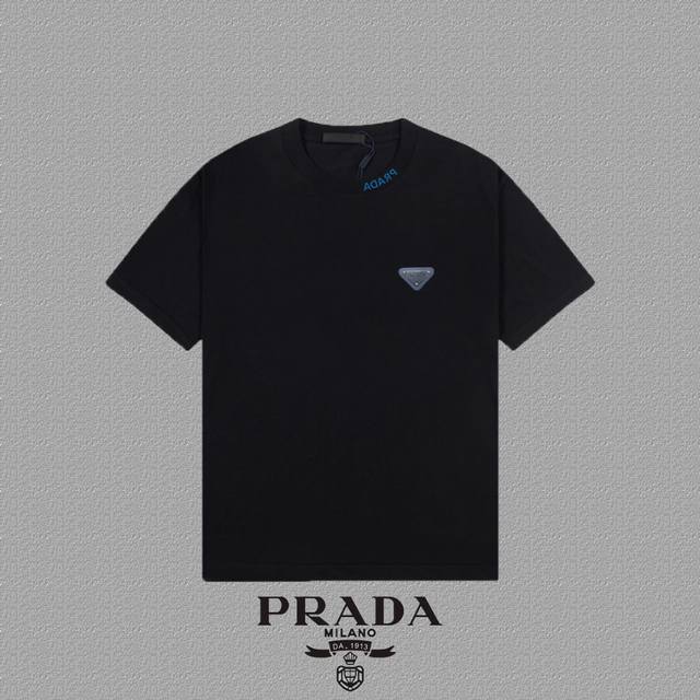 Prada 普拉达] 2025Fw短袖T恤 徽章+厚板 高端26S双纱300克面料 重磅面料 定制拉架罗纹同缸同染 三标齐全 男女同款 颜色：黑色 白色 灰色