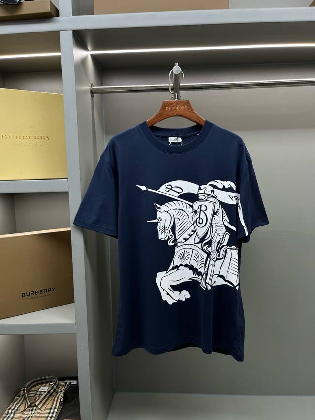 马术骑士徽标棉质短袖 迟来的好货好款！Bur王牌渠道单，同步各大买手店 2025Ss全新一季马术骑士徽标棉质设计纯棉短袖衫，情侣款短袖衫。 秒杀市面上一切版本