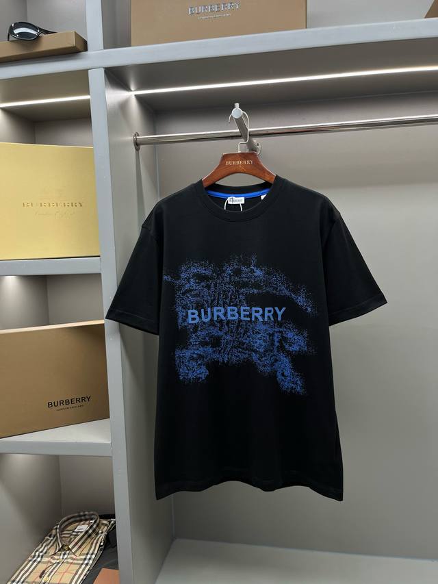 马术骑士徽标棉质短袖 迟来的好货好款！Bur王牌渠道单，同步各大买手店 2025Ss全新一季马术骑士徽标棉质设计纯棉短袖衫，情侣款短袖衫。 秒杀市面上一切版本