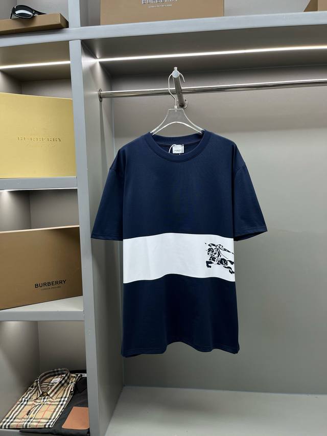 条纹装饰马术骑士印花圆领短袖T恤衫 镇店之宝 王牌尖货 新款宽松圆领T桖衫 采用平纹面料打造，手感柔和细腻，做工精良领口螺纹工艺手法增加了衣服的牢固度，让版型不