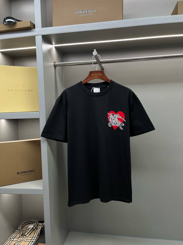 心形马术骑士徽标棉质 T 恤衫 Bur王牌尖货，镇店之宝 现货秒发 年春夏系列，装饰 Burberry 徽标和马术骑士徽标 Ekd 印花，焕新搭配心形图案。男女