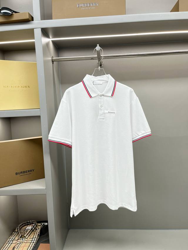 Prada 普拉达 徽标字母胶条新款Polo衫 原版面料 官方同款 采用210克纯棉珠地面料，定制 同缸染面料 手感非常舒服爽滑 版型挺阔有型 一线品牌代工厂P