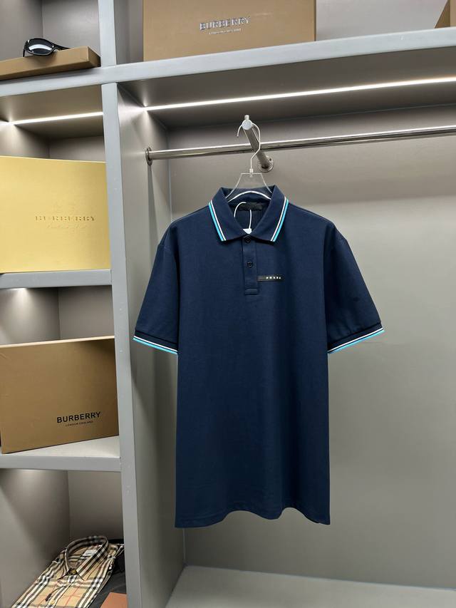 Prada 普拉达 徽标字母胶条新款Polo衫 原版面料 官方同款 采用210克纯棉珠地面料，定制 同缸染面料 手感非常舒服爽滑 版型挺阔有型 一线品牌代工厂P