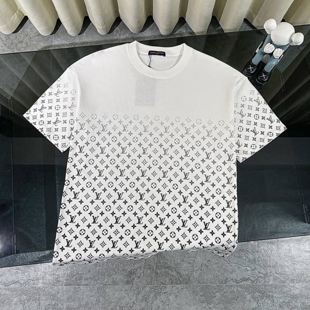 Louis Vuitton 路易威登Lv 2025夏季新款渐变满印Logo印花短袖圆领T恤 面料采用320G %纯棉双纱面料 同缸定染特种加粗32支双股1X1螺